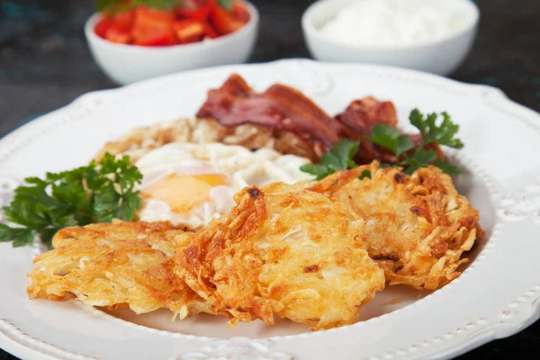 Hash browns with egg and bacon — Stock Photo, Image