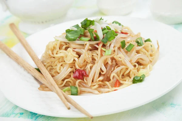 Asian instant noodles with vegetables — Stock Photo, Image