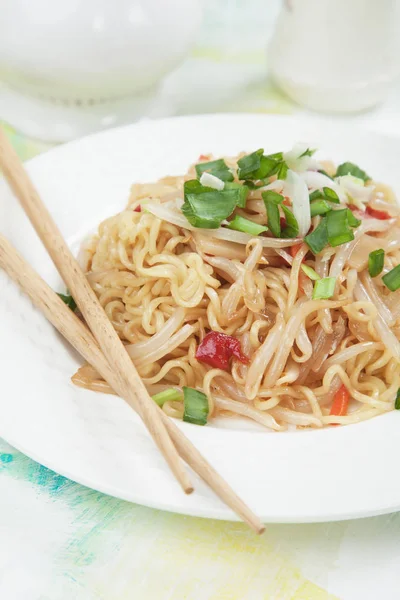 Asian instant noodles with vegetables — Stock Photo, Image