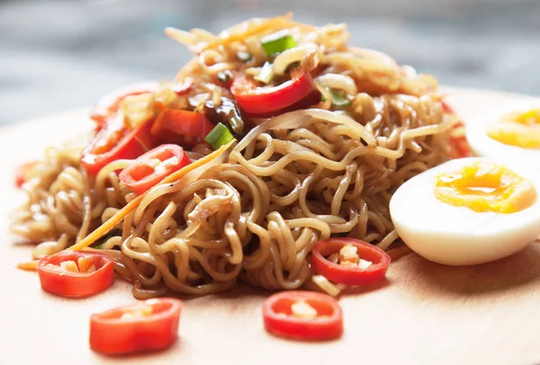 Fried asian instant noodles — Stock Photo, Image