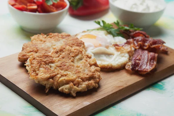 Hash browns with eggs and bacon — Stock Photo, Image