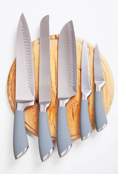 Комплект из пяти кухонных ножей — стоковое фото