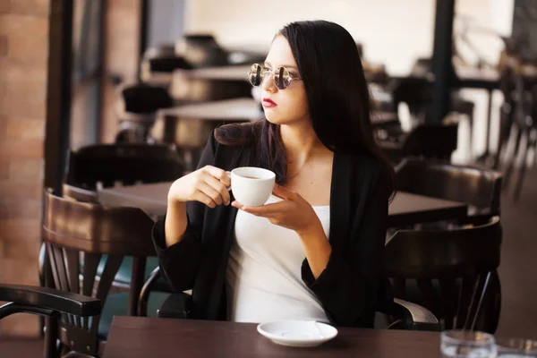 Young girl drinking coffee — Stock Photo, Image