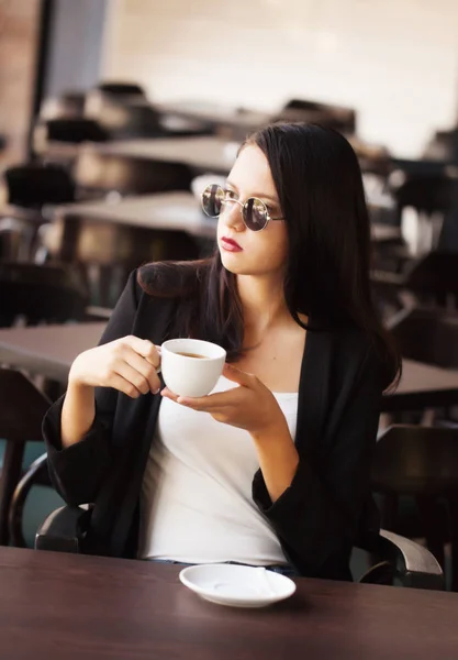 Young girl drinking coffee — Stock Photo, Image