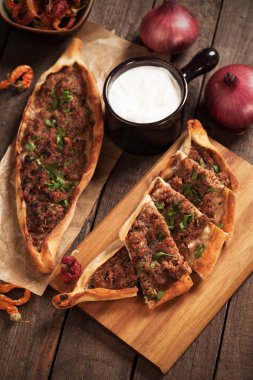 Pide, Türk yemek pizza için benzer