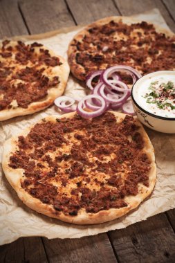 Lahmacun, Türk et pizza