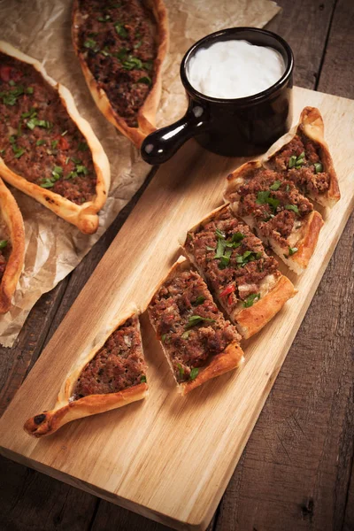 Pide, turkisk snabbmat liknande till pizza — Stockfoto