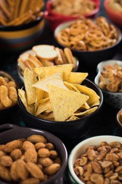 Parti gıda kase olarak tuzlu aperatif fıstık, cips ve çerez dahil olmak üzere hizmet