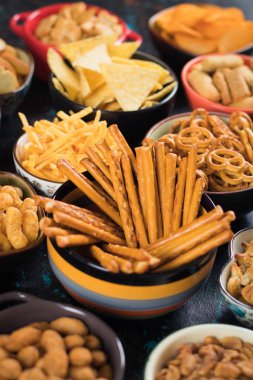 Parti gıda kase olarak tuzlu aperatif fıstık, cips ve çerez dahil olmak üzere hizmet