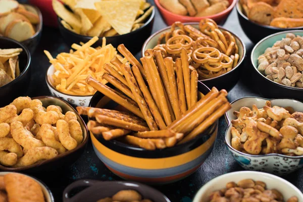 Petiscos Salgados Incluindo Amendoins Batatas Fritas Pretzels Servidos Como Alimentos — Fotografia de Stock