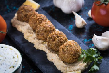 Falafel, Orta Doğu kızarmış chickepa toplar, popüler fast food yemek