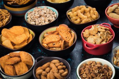 Parti gıda kase olarak tuzlu aperatif fıstık, cips ve çerez dahil olmak üzere hizmet