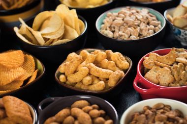 Parti gıda kase olarak tuzlu aperatif fıstık, cips ve çerez dahil olmak üzere hizmet