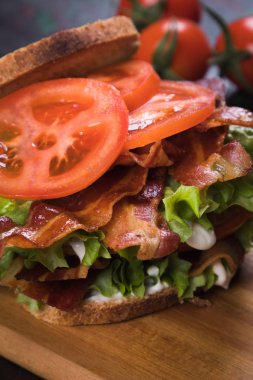 Kızarmış domuz pastırması, marul ve domates ekmek dilimleri ile BLT sandviç