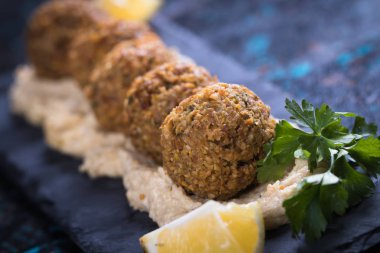Falafel, Orta Doğu kızarmış chickepa toplar, popüler fast food yemek