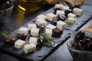 Yunan beyaz peynir, Siyah Zeytin ve biberiye ile ünlü süt ürünleri