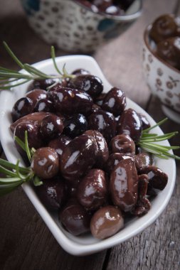 Tedavi, turşu veya brined zeytin meyve ahşap tablo