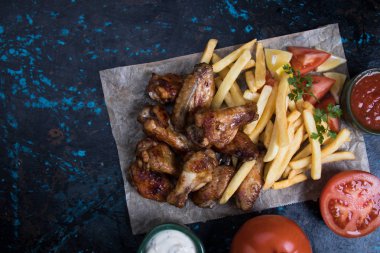 Izgara veya fırında tavuk kanadı barbekü sosu ile sırlı kavrulmuş