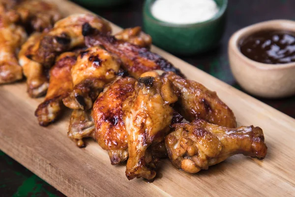 Panggang Atau Oven Sayap Ayam Panggang Dilapisi Dengan Saus Barbekyu — Stok Foto