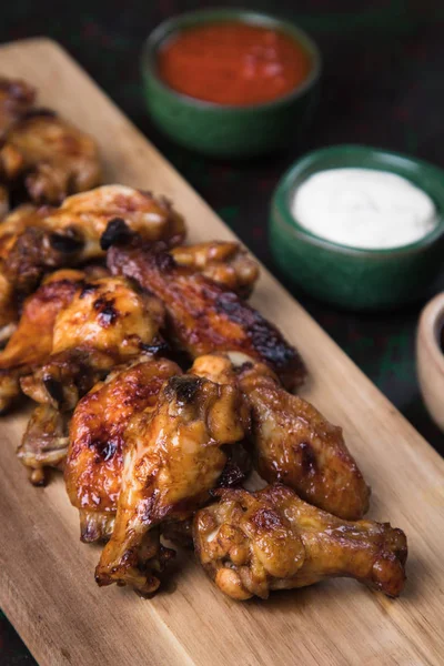 Alitas Pollo Asadas Parrilla Horno Glaseadas Con Salsa Barbacoa —  Fotos de Stock