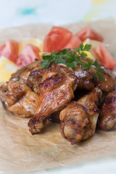 Alitas Pollo Asadas Parrilla Horno Glaseadas Con Salsa Barbacoa —  Fotos de Stock