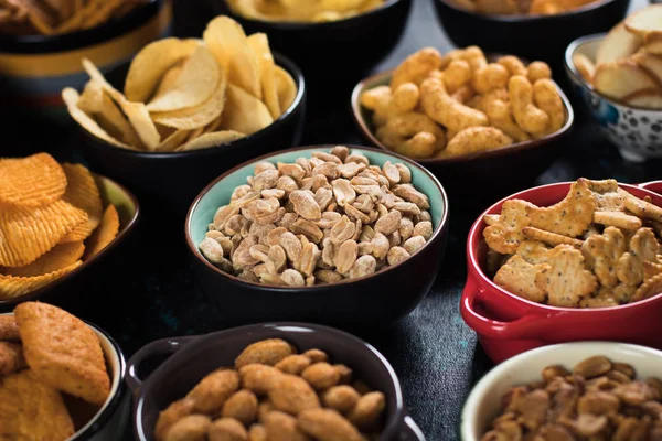 Petiscos Salgados Incluindo Amendoins Batatas Fritas Pretzels Servidos Como Alimentos — Fotografia de Stock