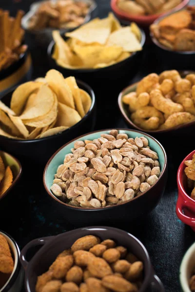 Petiscos Salgados Incluindo Amendoins Batatas Fritas Pretzels Servidos Como Alimentos — Fotografia de Stock