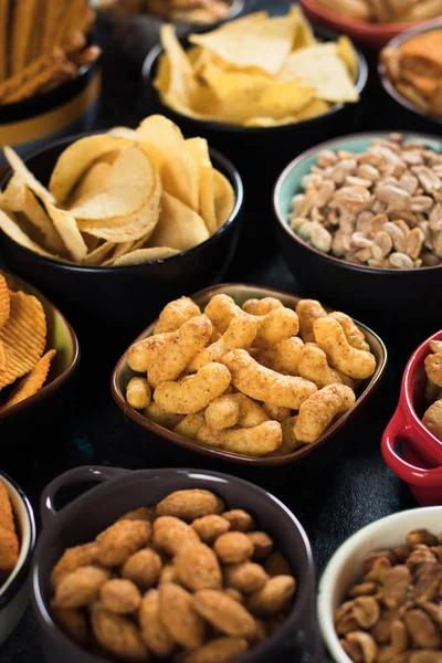 Petiscos Salgados Incluindo Amendoins Batatas Fritas Pretzels Servidos Como Alimentos — Fotografia de Stock