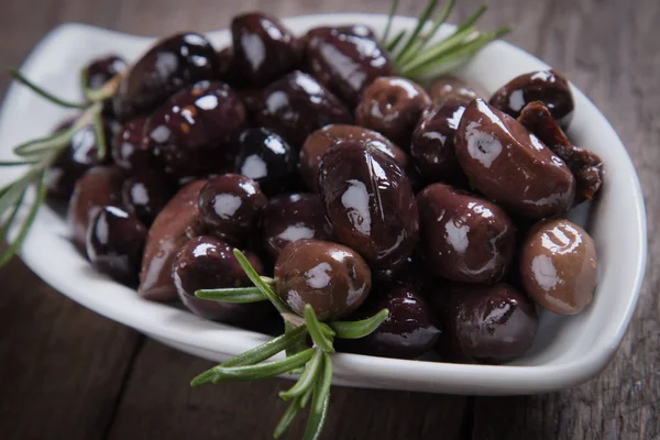 Tedavi Turşu Veya Brined Zeytin Meyve Ahşap Tablo — Stok fotoğraf