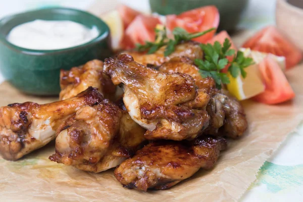 Gegrillte Oder Ofen Gebratene Hähnchenflügel Mit Grillsoße Glasiert — Stockfoto