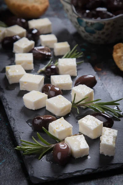 希腊乳酪乳酪 著名奶制品与黑橄榄和迷迭香 — 图库照片