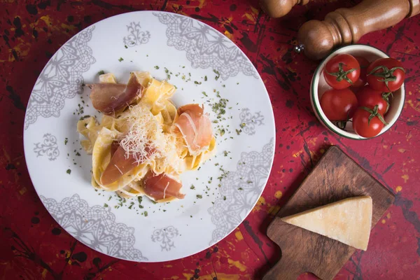 Italian pasta with prosciutto — Stock Photo, Image