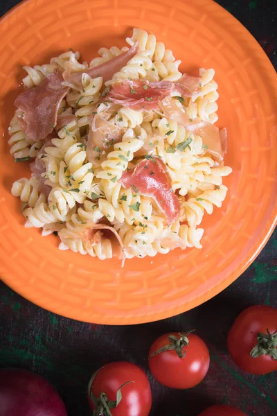 Italiensk pasta med prosciutto — Stockfoto