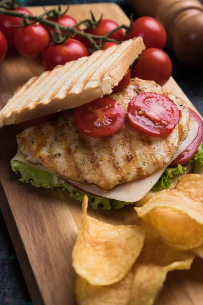 Gegrilltes Hühnersandwich — Stockfoto