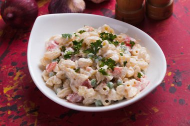 Sebzeli ev yapımı makarna salatası