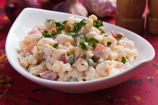 Ensalada casera de macarrones con verduras — Foto de Stock