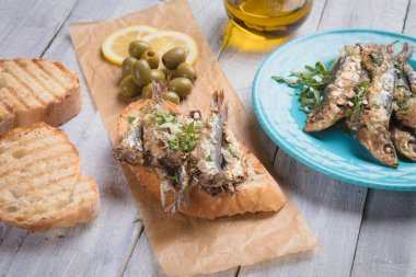 Sarımsak ve zeytinyağı ile Sardalya balık sandviç