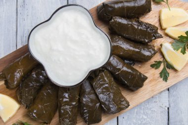 Doldurulmuş üzüm yaprakları.