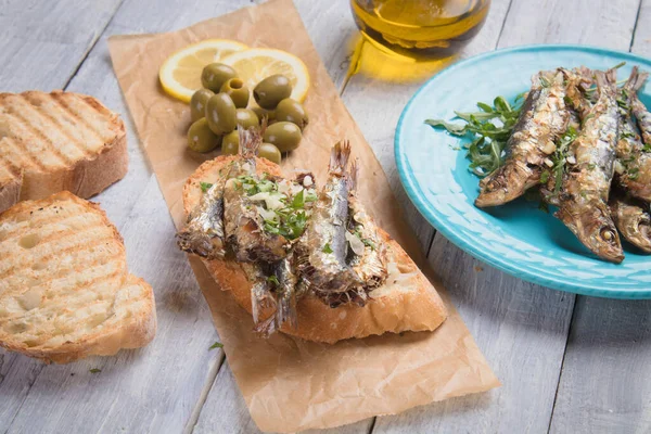 Sarımsak ve zeytinyağı ile Sardalya balık sandviç — Stok fotoğraf