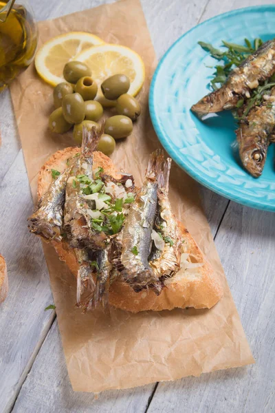 Sardine fish sandwich with garlic and olive oil — Stock Photo, Image