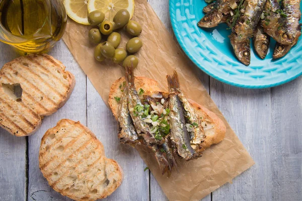 Sardine fish sandwich with garlic and olive oil — Stock Photo, Image