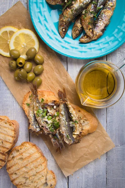 Sardine fish sandwich with garlic and olive oil — Stock Photo, Image