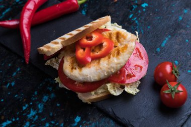 ızgara tavuklu sandviç