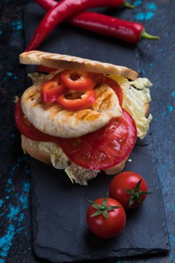 ızgara tavuklu sandviç