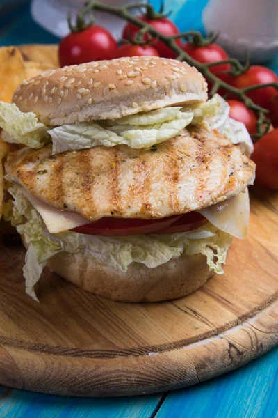 Gegrilltes Hühnersandwich — Stockfoto