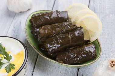 Doldurulmuş üzüm yaprakları.