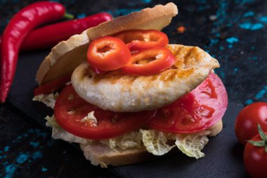 ızgara tavuklu sandviç