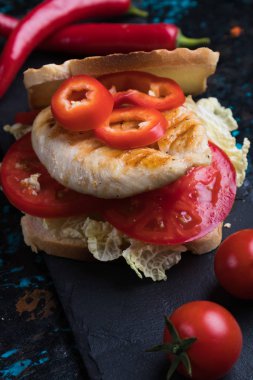 ızgara tavuklu sandviç