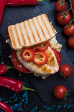 ızgara tavuklu sandviç