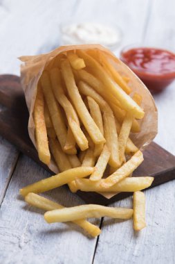 Ketçap ve mayonezli patates kızartması.